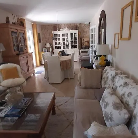 La Maison Du Pont Du Gard Bed & Breakfast 3*