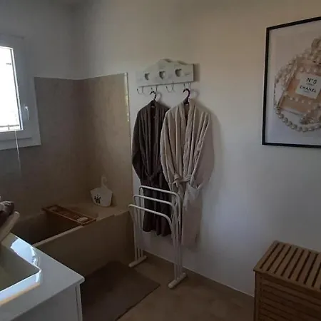 La Maison Du Pont Du Gard Bed & Breakfast 3*